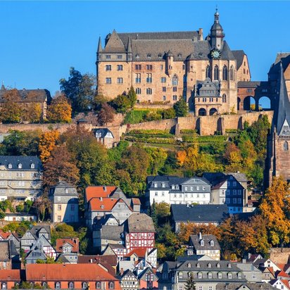 MPU-Vorbereitung in Marburg – TÜV NORD-Kurs Blick auf das Landgrafenschloss Marburg und die Altstadt im Herbst