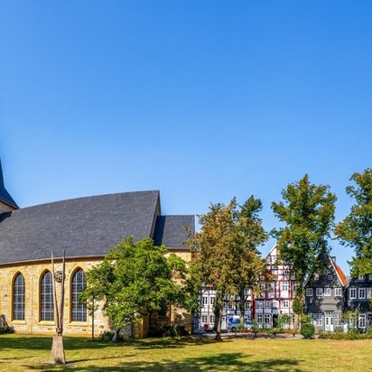 MPU-Vorbereitung in Gütersloh – TÜV NORD Nord-Kurs Kirche mit Fachwerkhäusern und Parkanlage in Gütersloh bei blauem Himmel