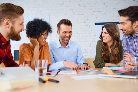 Fröhliche Gruppe am Tisch