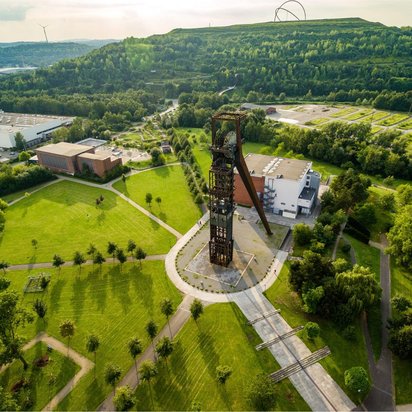 Blick auf den Förderturm im Stadthafen Recklinghausen mit umliegendem Grün