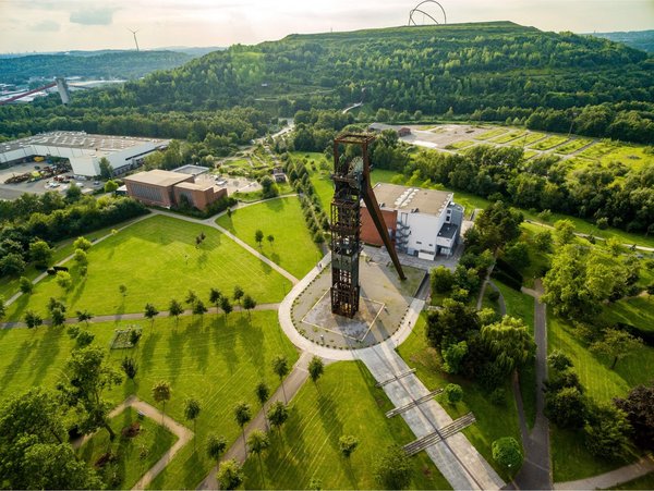 Blick auf den Förderturm im Stadthafen Recklinghausen mit umliegendem Grün