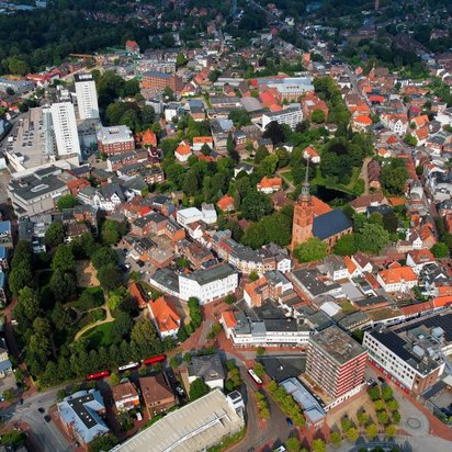 Luftaufnahme von Itzehoe mit Innenstadt und historischen Gebäuden