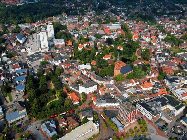 Luftaufnahme von Itzehoe mit Innenstadt und historischen Gebäuden