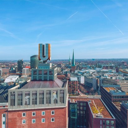 Blick auf das Dortmunder U und die Innenstadt bei klarem Himmel