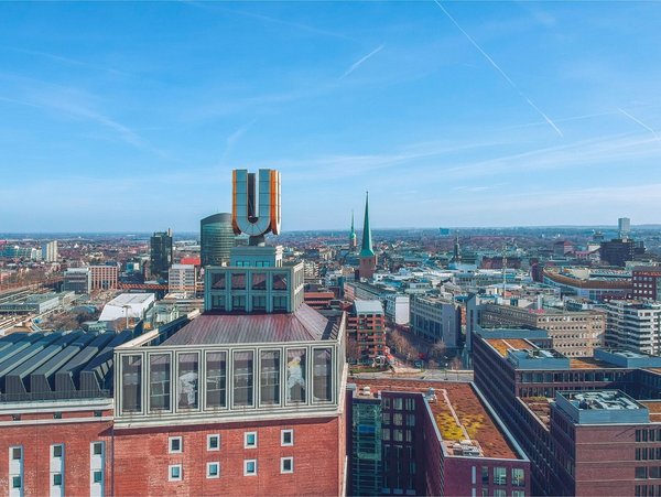 Blick auf das Dortmunder U und die Innenstadt bei klarem Himmel