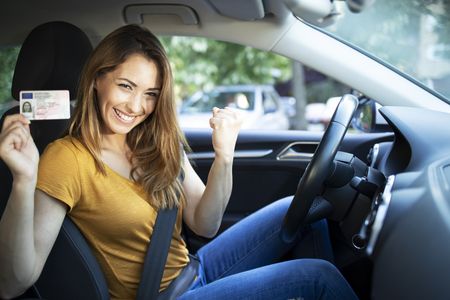 Frau mit Führerschein in Auto