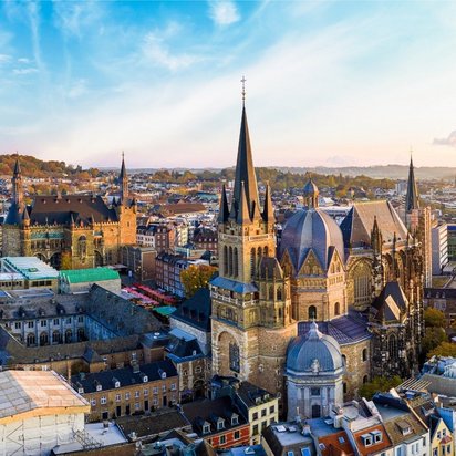 Panorama von Aachen mit Dom und Innenstadt bei Sonnenuntergang