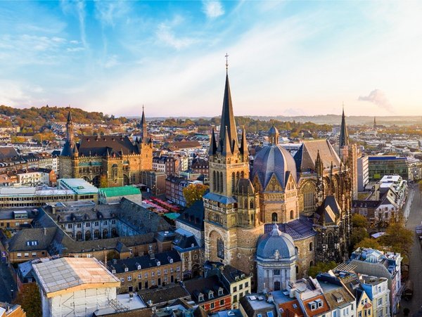 Panorama von Aachen mit Dom und Innenstadt bei Sonnenuntergang