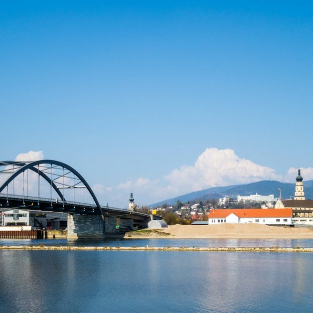 Brücke über die Donau in Deggendorf mit Blick auf Stadt und Berge im Hintergrund