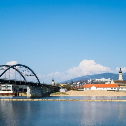 Deggendorf – Standort der MPU-Vorbereitung von Nord-Kurs Brücke über die Donau in Deggendorf mit Blick auf Stadt und Berge im Hintergrund