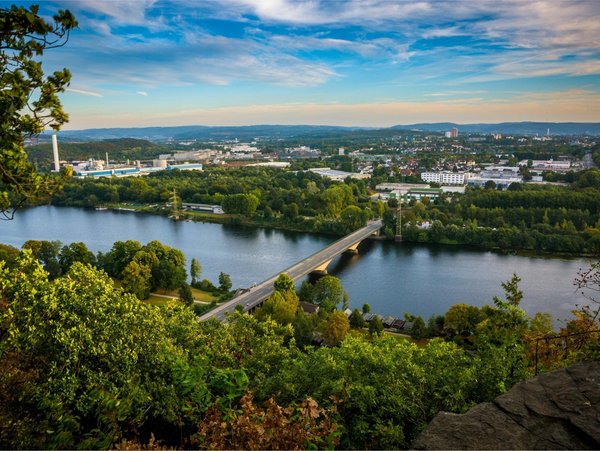 Blick auf Hagen mit Brücke über die Ruhr und grüner Landschaft im Vordergrund