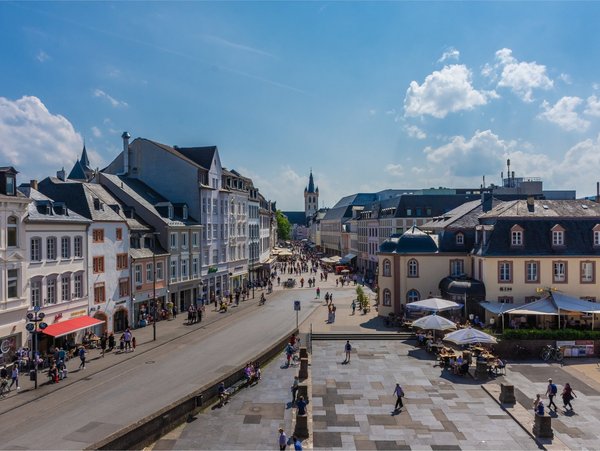 Altstadt von Trier mit Fußgängerzone, historischen Gebäuden und belebtem Platz bei Sonnenschein