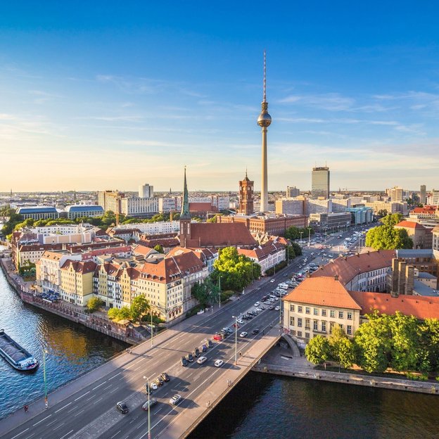 Panoramablick auf Berlin mit Fernsehturm, Spree und Berliner Dom bei sonnigem Wetter.