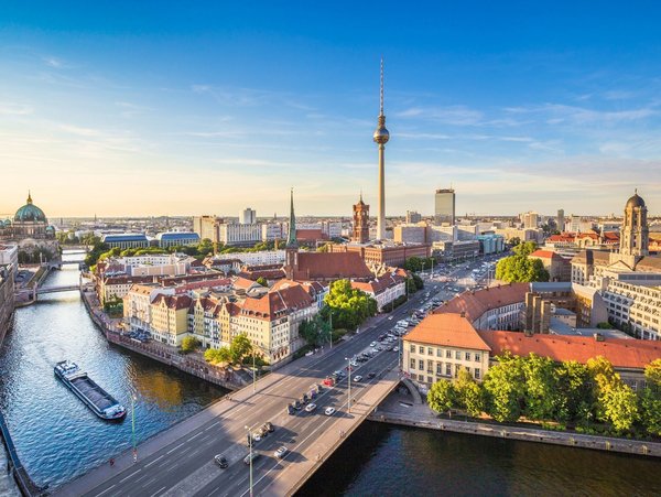 Panoramablick auf Berlin mit Fernsehturm, Spree und Berliner Dom bei sonnigem Wetter.
