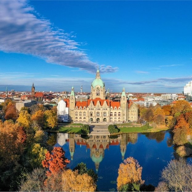 Panorama von Hannover mit dem Neuen Rathaus und herbstlichem Maschteich