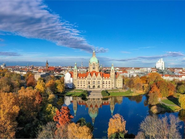Panorama von Hannover mit dem Neuen Rathaus und herbstlichem Maschteich