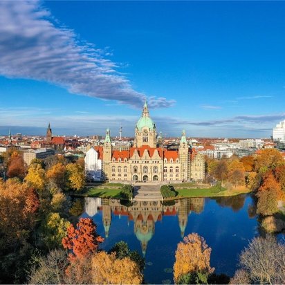 MPU-Vorbereitung Hannover – mit TÜV NORD zurück zur Fahrerlaubnis Panorama von Hannover mit dem Neuen Rathaus und herbstlichem Maschteich