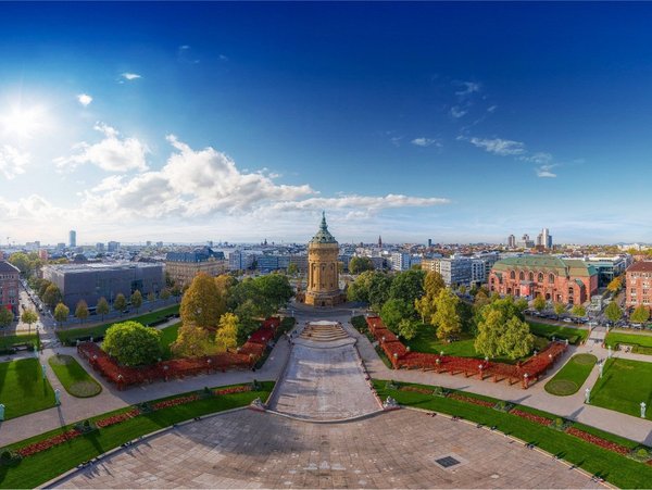 Blick über den Friedrichsplatz in Mannheim mit dem Wasserturm im Zentrum