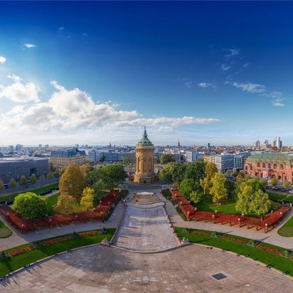 Blick über den Friedrichsplatz in Mannheim mit dem Wasserturm im Zentrum