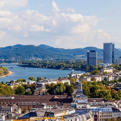 Panorama von Bonn mit Rhein, Altstadt und modernen Hochhäusern im Hintergrund