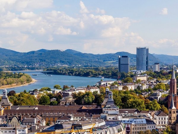 Panorama von Bonn mit Rhein, Altstadt und modernen Hochhäusern im Hintergrund