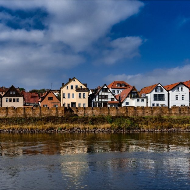Fachwerkhäuser an der Uferpromenade in Minden bei blauem Himmel