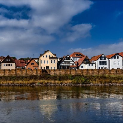 MPU-Vorbereitung in Minden – TÜV NORD-Kurs Fachwerkhäuser an der Uferpromenade in Minden bei blauem Himmel