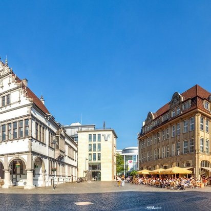 Panoramaaufnahme des Rathauses und Altstadtzentrums von Paderborn bei blauem Himmel