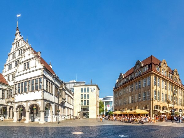 Panoramaaufnahme des Rathauses und Altstadtzentrums von Paderborn bei blauem Himmel