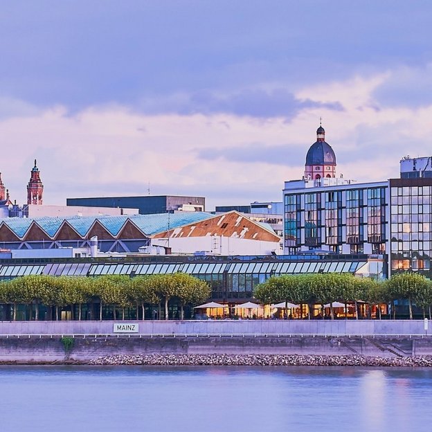 Blick auf Mainz mit Dom und Rheinpromenade bei Dämmerung