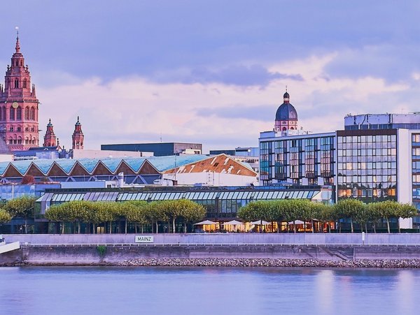 Blick auf Mainz mit Dom und Rheinpromenade bei Dämmerung