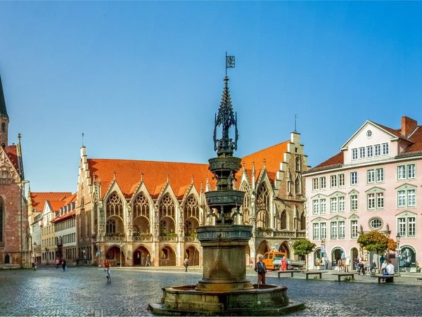 Panoramaaufnahme des Altstadtmarkts in Braunschweig mit Brunnen und historischen Gebäuden