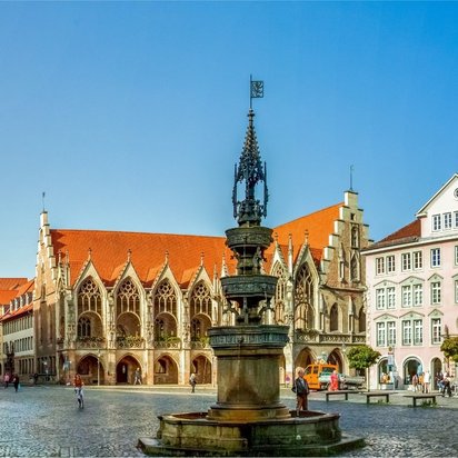 Panoramaaufnahme des Altstadtmarkts in Braunschweig mit Brunnen und historischen Gebäuden