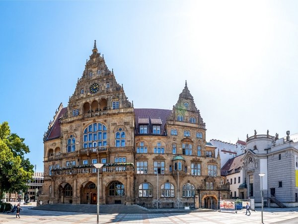 Panoramaansicht des historischen Rathauses in Bielefeld bei strahlendem Sonnenschein.