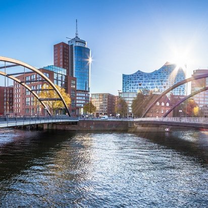 Blick auf die Elbphilharmonie und moderne Brücke in Hamburg bei Sonnenschein