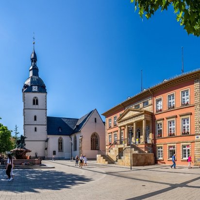 Panorama der Innenstadt von Detmold mit Kirche, historischen Gebäuden und blauem Himmel