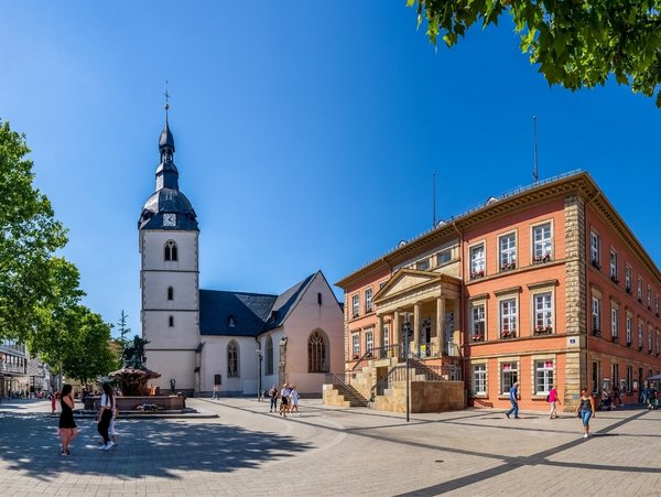 Panorama der Innenstadt von Detmold mit Kirche, historischen Gebäuden und blauem Himmel