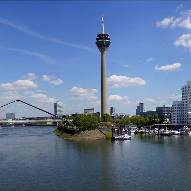Panorama von Düsseldorf mit Rheinturm und modernen Gebäuden am MedienHafen bei Sonnenschein