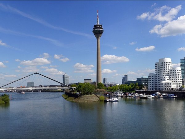 Panorama von Düsseldorf mit Rheinturm und modernen Gebäuden am MedienHafen bei Sonnenschein