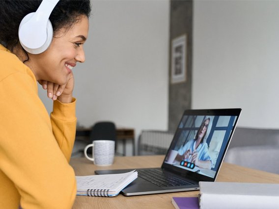 Frau nimmt an einer MPU-Simulation per Videocall teil
