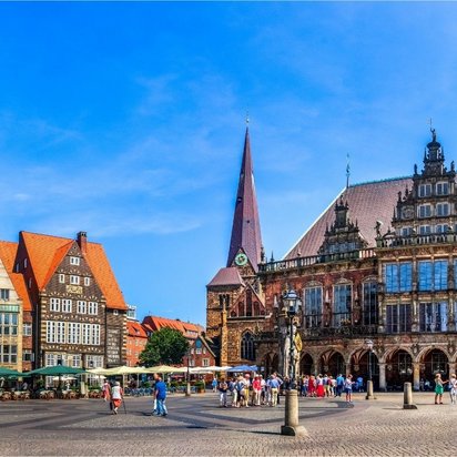 Panorama des Bremer Marktplatzes mit Rathaus und historischen Gebäuden bei Sonnenschein