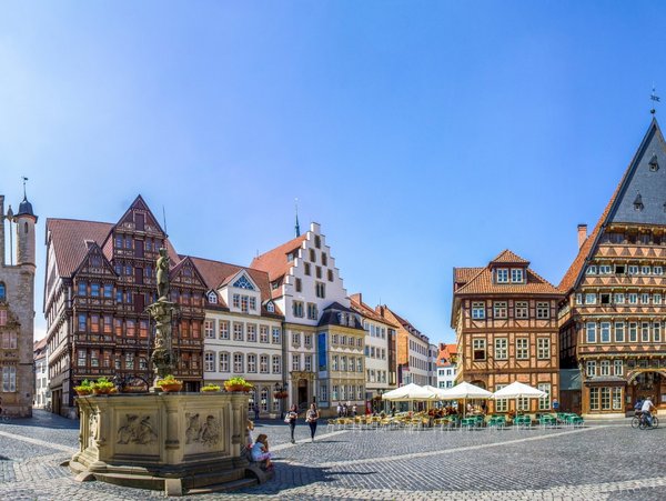 Historischer Marktplatz in Hildesheim mit Fachwerkhäusern und Brunnen