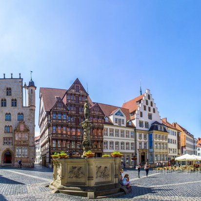 Historischer Marktplatz in Hildesheim mit Fachwerkhäusern und Brunnen