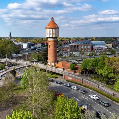 Blick auf den historischen Wasserturm in Lingen mit umliegender Stadtlandschaft
