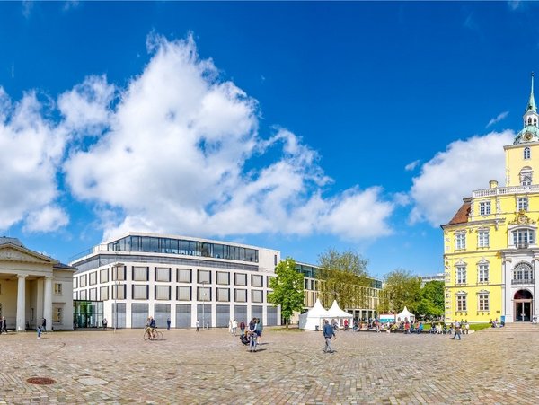 Panoramaaufnahme vom Schlossplatz in Oldenburg mit Schloss und klassizistischem Gebäude
