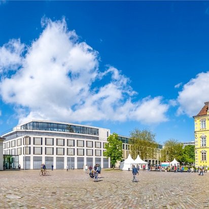 Panoramaaufnahme vom Schlossplatz in Oldenburg mit Schloss und klassizistischem Gebäude