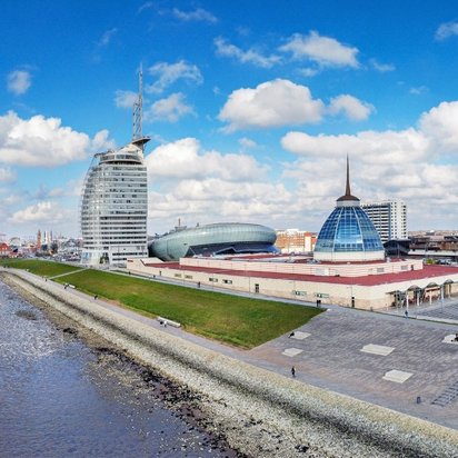 Panorama von Bremerhaven mit Uferpromenade, Skyline und markanten Gebäuden am Wasser