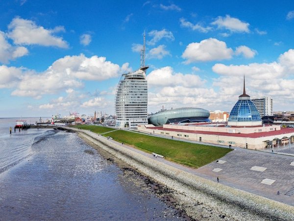 Panorama von Bremerhaven mit Uferpromenade, Skyline und markanten Gebäuden am Wasser