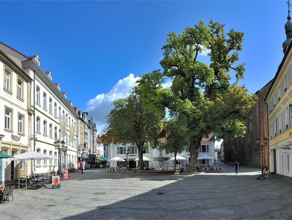 Innenstadtansicht von Kaiserslautern mit Platz, Bäumen und historischen Gebäuden