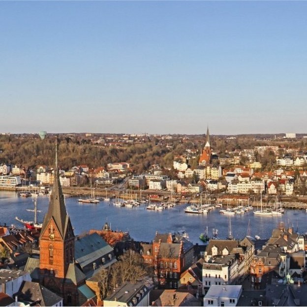 Panoramablick über Flensburg mit Hafen, Stadtzentrum und umliegender Bebauung